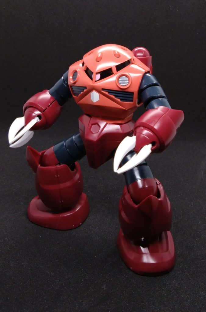 素組。モノアイはシールからクリアパーツに変更。個人的に中心の白い部分が前歯に見えるため、塗装なし。