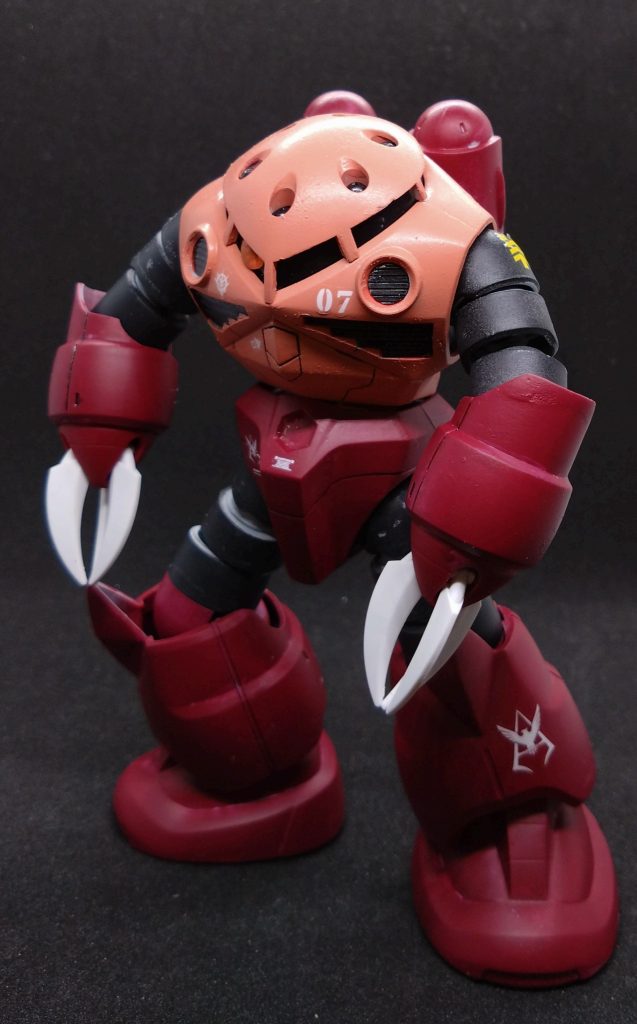 初の塗装でわからないことだらけで粗が目立ちまくり。シャア専用といえば、やはりこの色なので自分的には大満足。