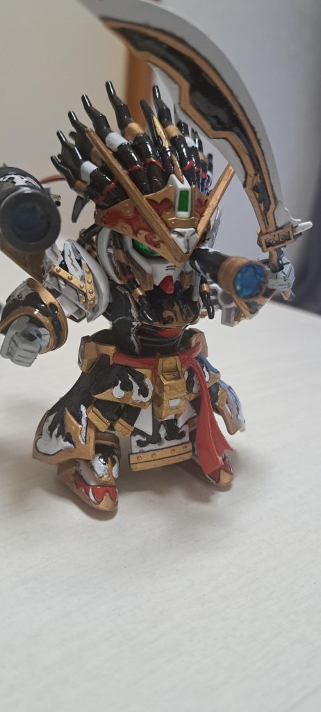 左手は手首を曲げた状態の手が付いているので可動が皆無なキットでも多少ポーズが取れるです。照準はキラキラテープを貼ってクリアブルー塗りました。テープが綺麗にカット出来てませんでした。光沢クリア吹いて乾燥後、わりと綺麗じゃん、頑張ったなぁ俺。確かに塗り分けは大変でしたが意味不明な独り言言いながら楽しく塗ってました。楽しめる事、大事ですね。「楽しいて事は大事だぜ、ロック」(BLACKLAGOONの中のセリフ)またまた手軽に楽しめいい時間を過ごせたSDに感謝。ご覧頂いた方に感謝であります。