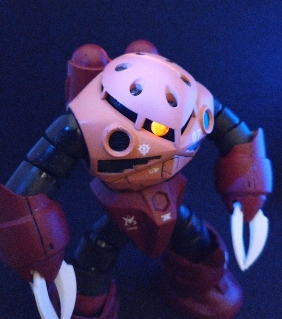 モノアイは蛍光塗料塗ってあります。