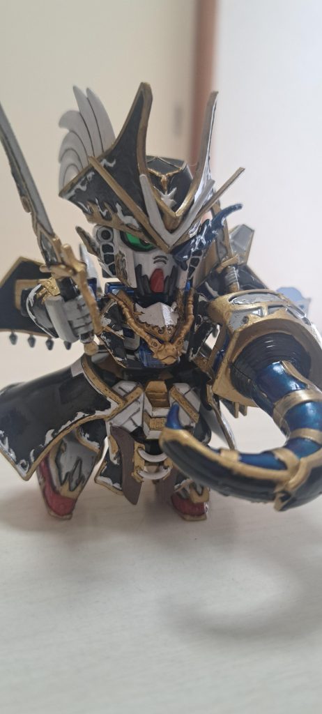 左手のおかげで可動は皆無。刀は鞘に収めれるみたいですが塗装したので収めるのは止め。