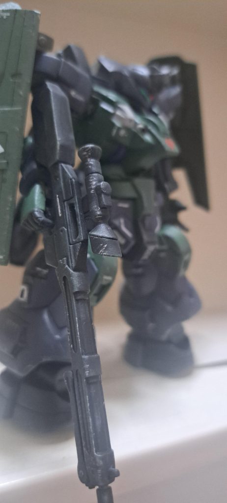 前にディランザ一般機でジオン風にしたので、こちらもジオン風に。お手々が小さいと思い武器と共にゲルググJのを拝借。カラーは前のとほぼ同じですかね。デカール貼ってちょっと汚して艶消しフィニッシュ。