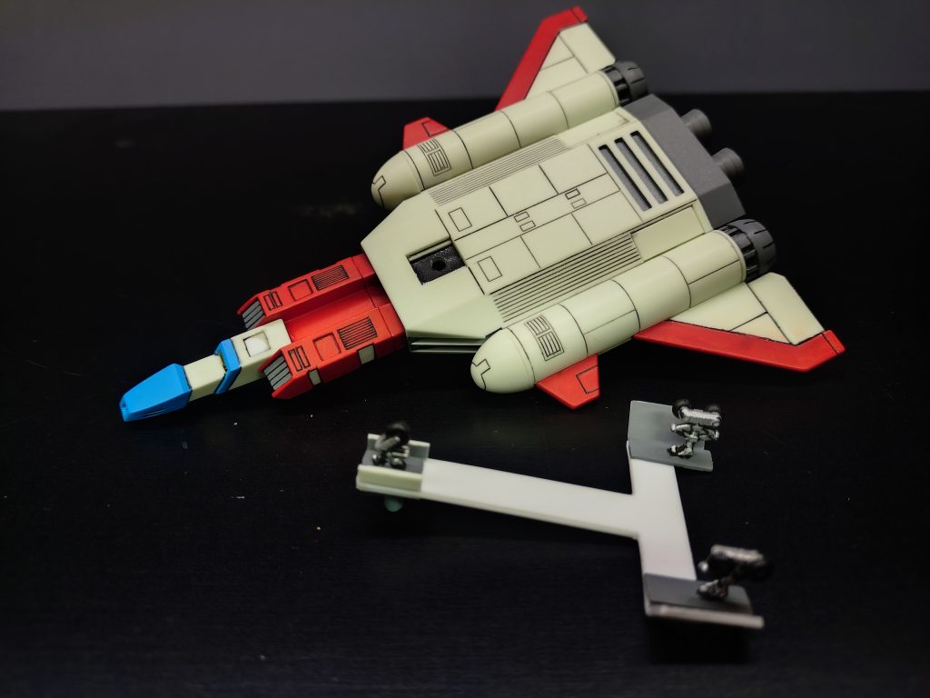 前輪部に穴を開けてポリキャップ入れて有ります。改造らしいのはこれ位です。車輪を1.25mmプラ板で繋げて取り外し可能にしてあります。