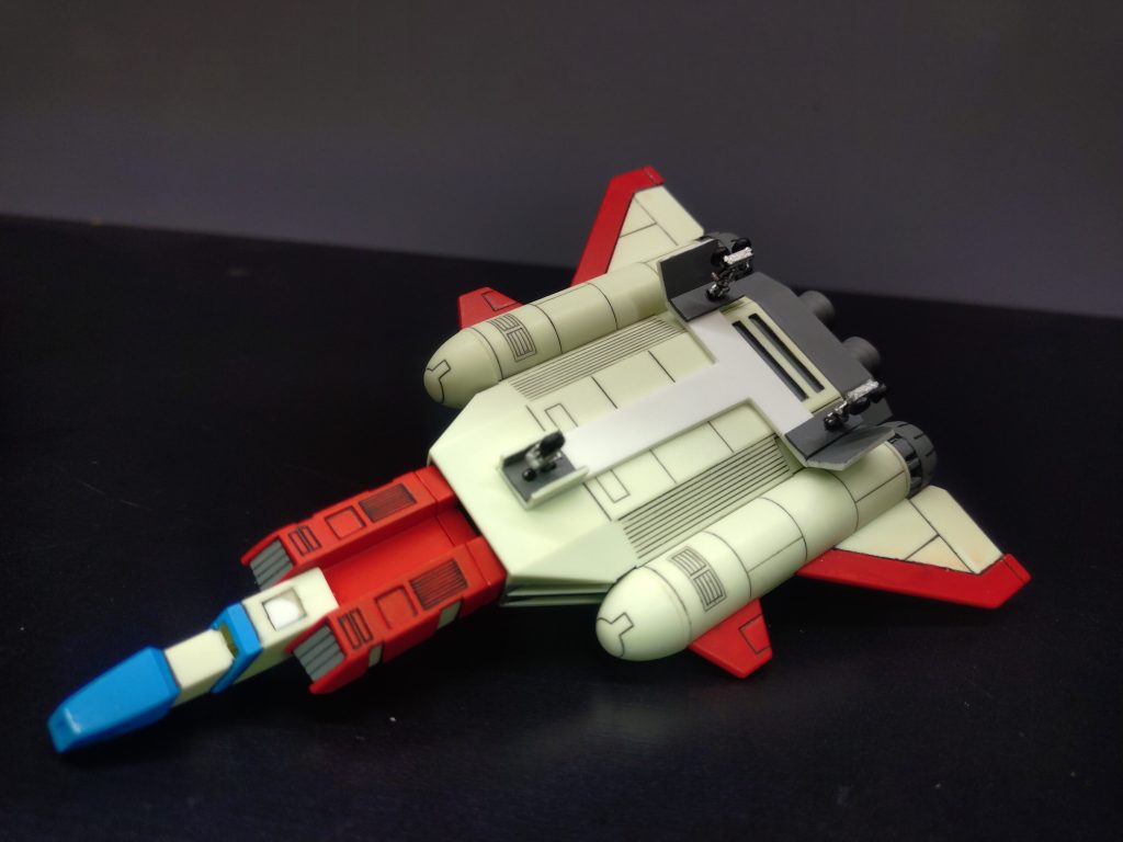 車輪を接続した状態。付けた状態は1〜3枚目の写真を確認下さい。タイヤは黒、脚部は黒鉄色です。