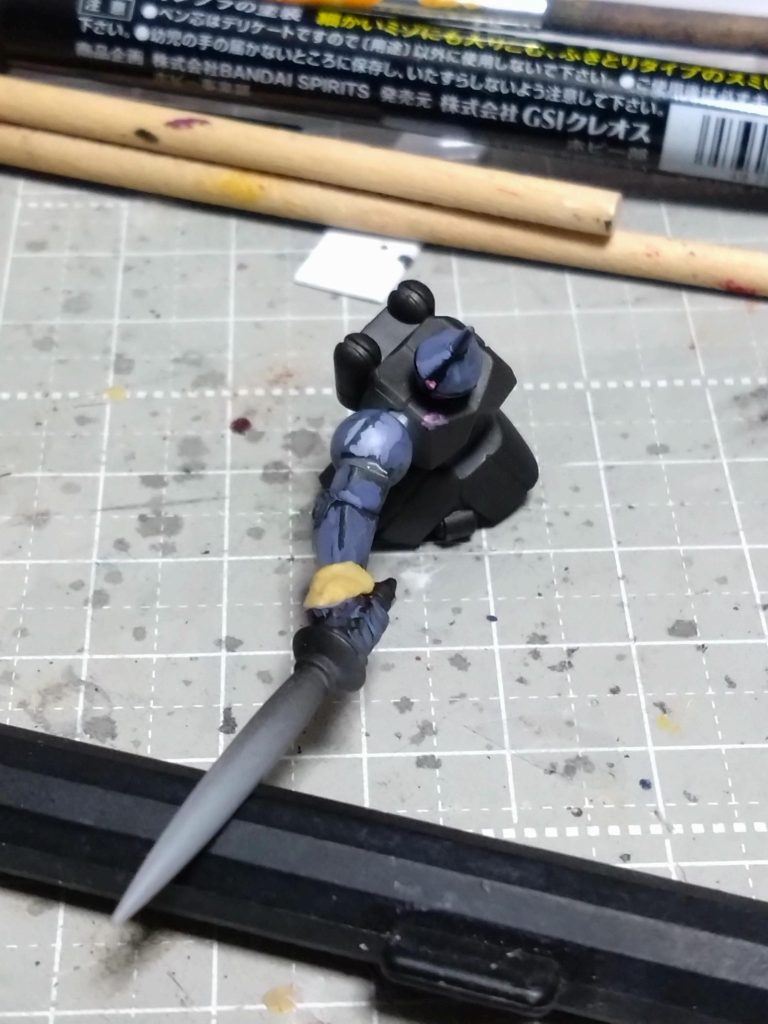 塗装中に気づいて角度変更、パテ盛り。