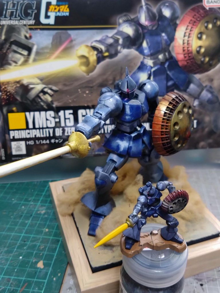 過去作品のHGと並べてみました。シールド側の腕角度は正面だとあまり気になりませんが上からだと角度違いましたね。撮影まで気が付きませんでした。😅