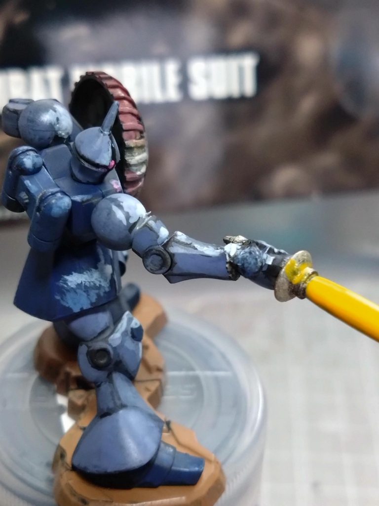 塗装途中でサーベル持ち手の角度が違うので肩、手首で切断して接着、一部パテ盛りました。シールド角度も切断して変更しました。