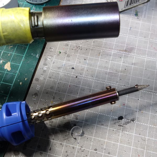 久々のジオングの塗装中です。スカート内部と足裏はこんな感じにしてみました。腕の後側も蛍光レッドで塗装してみました。久しぶりに壊れた充電式のエアブラシ良く見たらバッテリー接続部分の端子が熱で曲がっていたのでハンダゴテで修理？と思いましたが駄目でした。😅片付けようと思ったらハンダゴテの焼き色が目にとまり…やってみたくなって塗装。少し薄めかもですがやり過ぎもなぁと思いこの辺にしておきました。あっ少し片付けようと思ってましたが色々気になるから片付けが進まない…。 （3枚目）