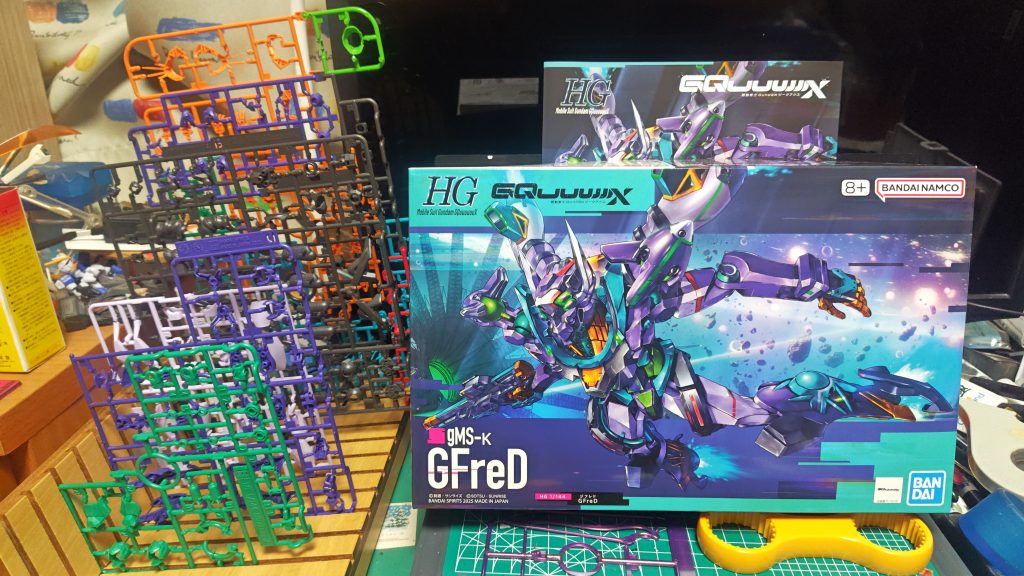 ボックスとランナー。基本はジークアクスのカラバリですが、ランナーの色分けパターンも変わっているのは流石でした。