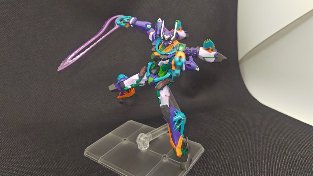 最終盤はこの印象が強い、両手武器持ち。撮影後、このポーズってクロスボーンガンダムの扉絵じゃん···と。