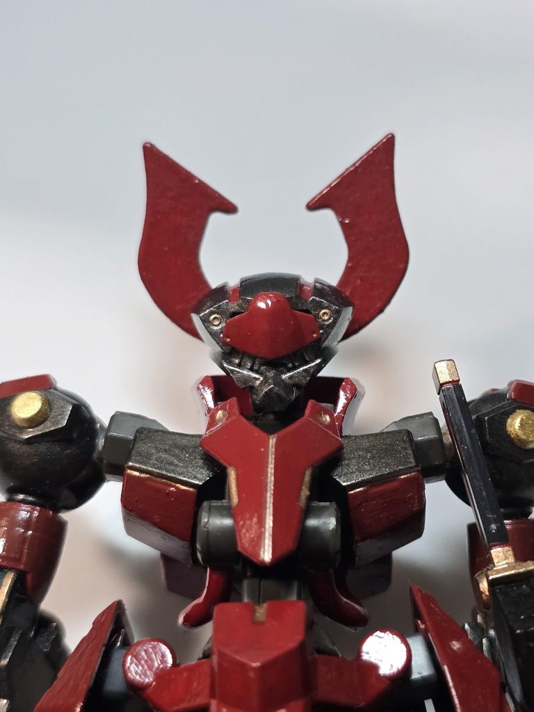 アヘッド・サキガケのフェイスの額当ての様な部品を逆さまに取り付けて、普段は目隠れ状態になるようにしました。