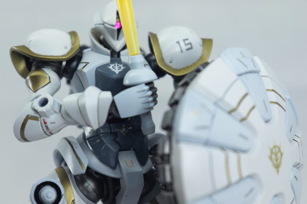 アイパーツは裏側にガイアノーツのステンレスシルバーを塗装してから蛍光ピンクで塗装しています。