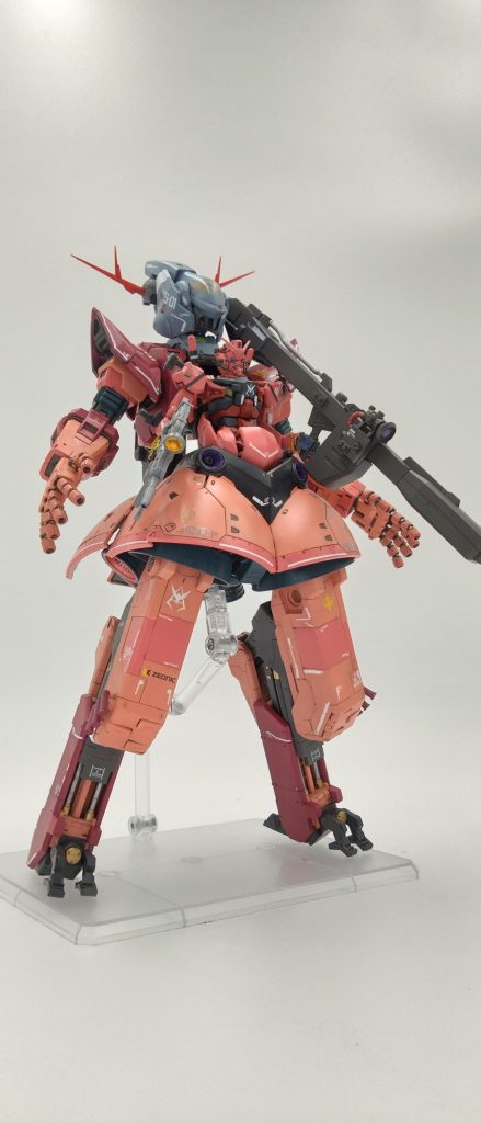 支援戦闘ユニットジオングの武装は両手前腕部ビーム砲塔にした『腕部無線式五連装メガ粒子砲』両手で戦艦を容易に撃沈し一指だけで軽キャノンを一撃で吹き飛ばす威力を持ち指をそろえば数十メートルのビーム・ソード発振できNT能力が高ければコロニーを真っ二つにすることも可能だとか・・更に肘から分離し無線でオールレンジ攻撃もできるそして戦艦以上威力の持つ腰部ハイメガ粒子砲二門を持つ