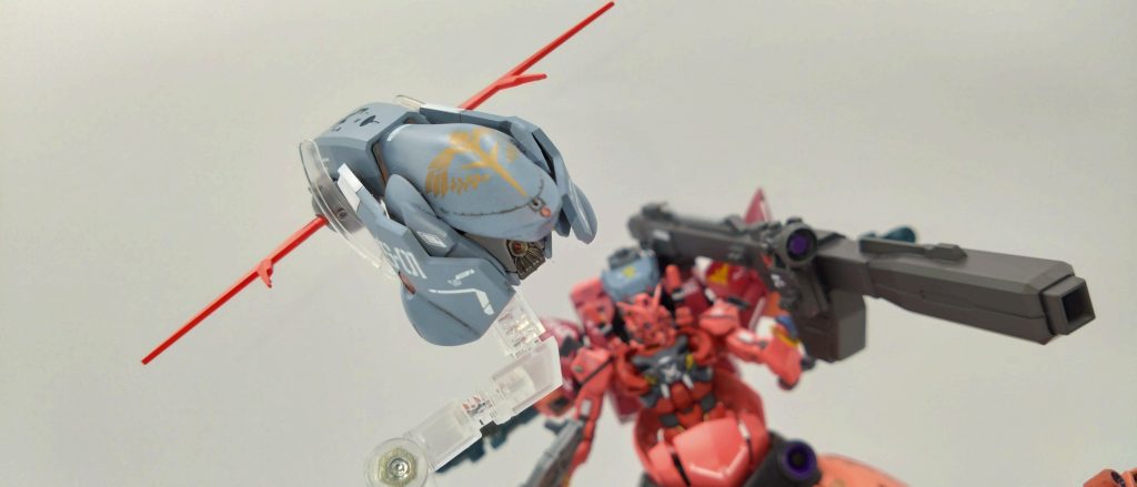 ジオング最大の特徴本体上部に装備してる高性能サイコミュ搭載無人攻撃偵察機『ヘッド』は最新式のフラナガン研製無人攻撃偵察機でサイコミュの力で敵大隊の情報集と敵重要ポイントを隠密破壊による敵の指揮力低下をコンセプトにしたUAVで後部のサイコミュスキャナーというパイロットの脳波で敵のMS・戦艦をスキャニングしNT能力が高ければ高いほど大隊の動きを把握できるのと味方の情報構築も早急に共有することも可能でありジャミング能力も高くステルス性能もある。まさしくゴーストにふさわしい能力なのだ。余談でとある技術者はこのデザインがまるでキシリア閣下のヘルメットににていることから『パープルヘッド』という隠語でいわれたとか・・・・