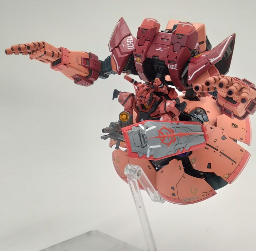 もう一つ余談でエンブレムに新しいジオン紋章とCDというが書いているがこれはキシリア・ザビ提案でダイクンの息子キャスバル・ダイクンがNTの力発揮すればニュータイプの世を作るために二人で新しいジオン『ネオジオン』作るという意味をあらわしているという・・・