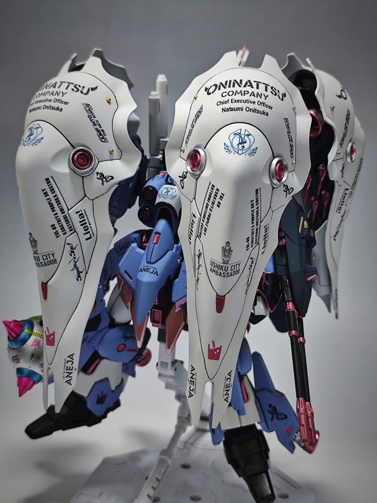 HGだからディテールはスカスカだったのですが、だからこそデカールの貼り甲斐がありました。キャラクターの要素を感じられるようなデカールを大量に張りまくりました。ごちゃごちゃとしたレーシングカーのような雰囲気を目指しましたが、色は派手になり過ぎないよう、ほとんどグレーに。デカールは自作したのもありますが、今回初めてAIを活用してデザインしてもらいました。