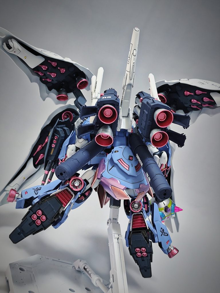 そんなにいらんだろというくらいの大量のスラスター。かっこよければいいんです。