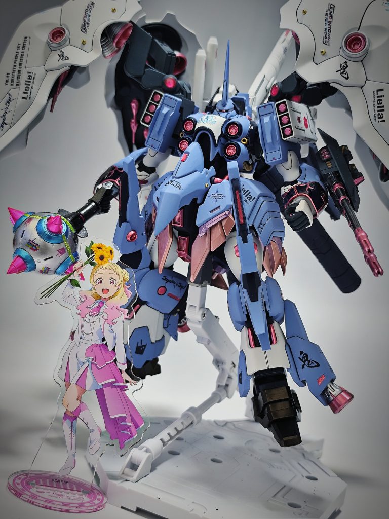 ファンネルがあるのにインコムも着いてる謎仕様ですが、このキャラは普段はファンネルがうまく制御できないので、予備で扱い易いインコムも一応積んでるという妄想設定。仲間のピンチのときは覚醒してファンネルで無双します。