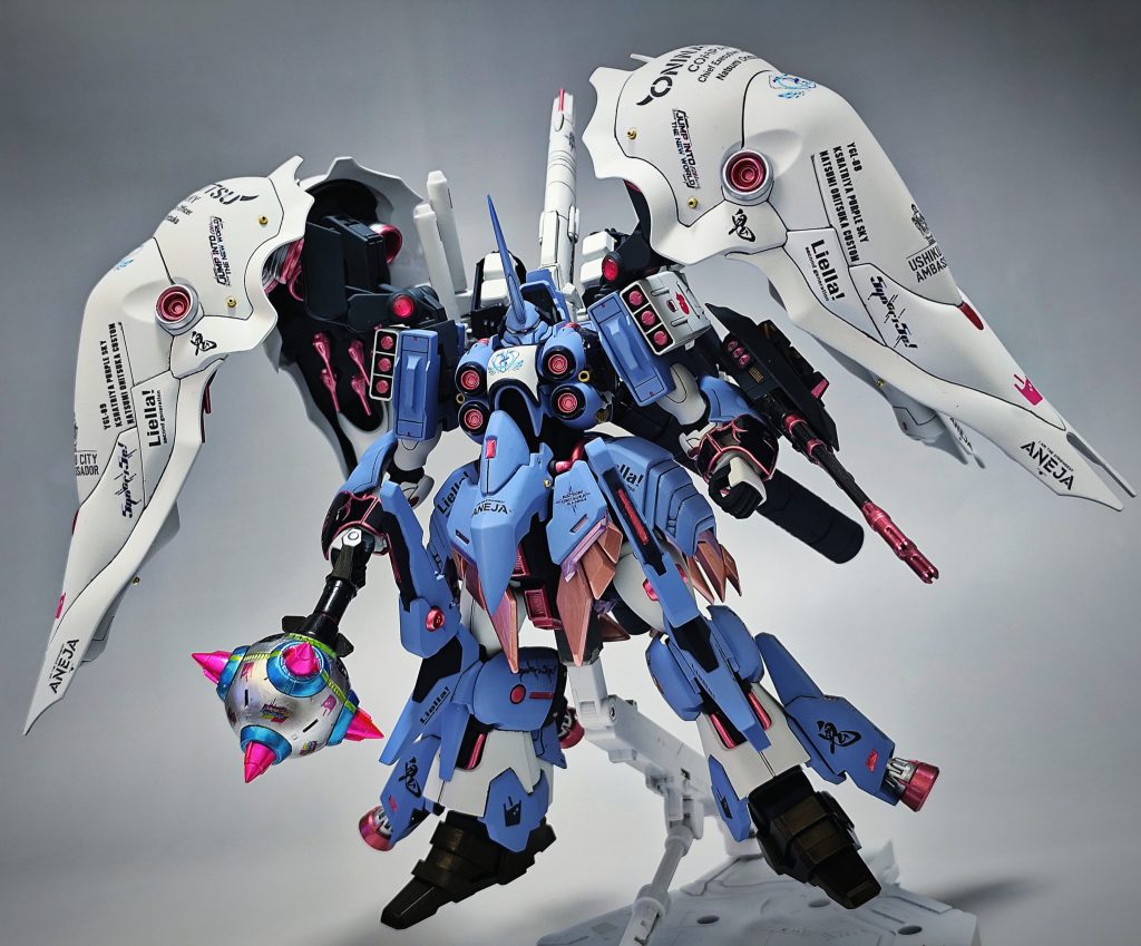 クシャトリヤをベースに、首と足を延長し、ひょろくなりすぎないよう太ももにパテを盛って太くし、スカートにはコトブキヤのエクスアーマーE、肩部にはミサイルポッド、脚部にはフルメカニクス レイダーガンダムのスラスターを装着することで横にボリュームを持たせ、ゴテゴテしていながら、バランスの取れたスタイリッシュなプロポーションになったと思います。膝にはEx-Sガンダムの膝パーツ、バックパックにもEx-Sのバックパックと30MMのプロペラントタンクを装着することで前後にもボリュームがあり、貧弱な腰の軸が2度もブチ折れて絶望しました。 両手の武器はレイダーガンダムもの。腹部にぽっかり穴が空いているのが気になったのでジャンクパーツで塞いでみましたが、バックパックのテールスタビライザーから胸部、腹部にかけて滑らかな曲線が生まれ良い感じになりました。