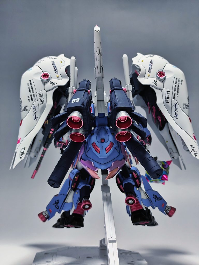 後ろのスカートにもエクスアーマーEをくっ付けており、さらにダリルバルデのスカートパーツを貼り付けてるので、良い感じのディテールの密度感になりました。