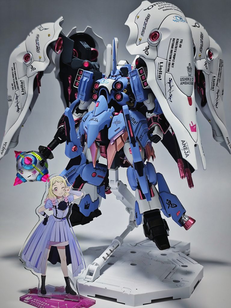 カラーリングはこのアクスタの衣装をモチーフにしましたが、少し青寄りの色になってます。こっちのほうが重厚感があっていいかなとおもい採用しました。また、メンバーカラーがピンクなのですが、ピンクを多用してかわいい感じなってしまうのは避けたかったので、ピンクを散りばめながらもあくまでかっこいいの範疇で収まるバランスに整えるのに気を使いました。メインのブルーはミスターカラーのエイザーブルーピンクはミスターメタリックカラーGXのメタルピーチスカート部のピンクはミスターカラースーパーメタリックのスーパーピンクゴールドホワイトはガイアノーツのニュートラルグレー1紺色はミスターカラーのブルーFS15044シルバーはガイアノーツのスターブライトシルバーゴールドはミスターカラースーパーメタリック2のスーパーリッチゴールド足はガイアノーツのスターブライトアイアンにミスタークリアカラーGXのGXクリアブラウンを混ぜて茶色がかったメタリック色にフレーム部は一部ABSパーツがあったので割れないよう、アクリジョンのネイビーブルーを使用武器のブラックは水性ホビーカラーの黒鉄色ハンマーの蛍光色はガイアノーツの蛍光ピンク、蛍光ブルー、蛍光イエローを使用基本筆塗りなのですが、今回はバインダーがデカすぎたので、これだけイージーペインターというものを使ってみました。初めて使ってみましたがめちゃくちゃ難しくて全然イージーじゃなかったので泣きました。