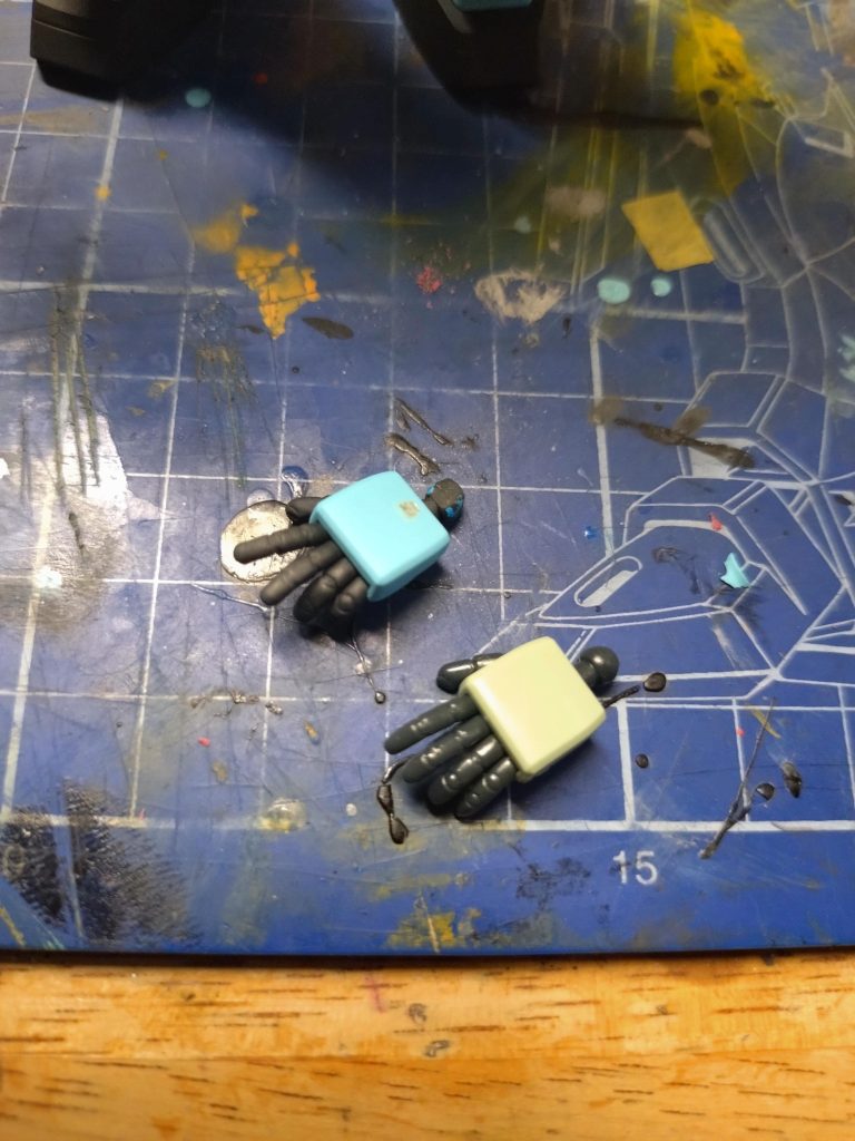 左手甲 指は、曲げたいところに少し切れ込みを入れて、ラジペンをライターで軽く炙ってからゆっくり曲げて加工しました。今回は、思いのほかうまくいきました。