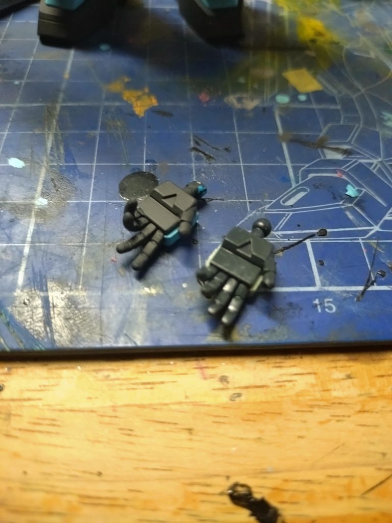 左手の平 バキいわないかヒヤヒヤしながら曲げました。まぁバキ逝っても修正はできるけど……