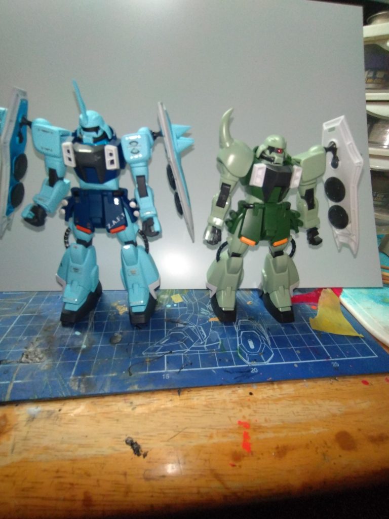 写真が若干ぶれていますが、パチ組みウォーリアと比較。大分印象がかわりますね。