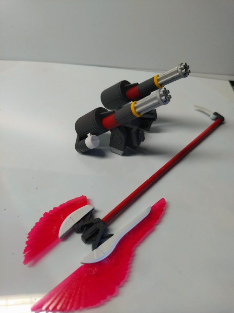 問題の武装達。ビームアックスは、コレクションシリーズのを流用しようか迷いましたが、ギャンシュトロームからひっぱってきました。こっちのほうがよかったかも。スラッシュウィザードは、意外に塗り分けが大変でした。