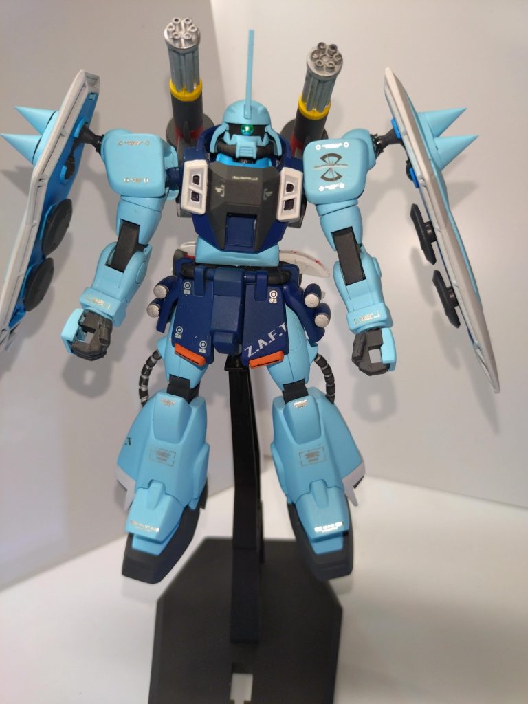 正面写真 シールドスパイクは、コトブキヤパーツでトゲトゲ感をアップ。モノアイはハイキューパーツのVCDOME4に変更してます。二の腕、腰回り、太ももそれぞれ2ミリづつ延長工作しました。大分スタイリッシュになったと思います。