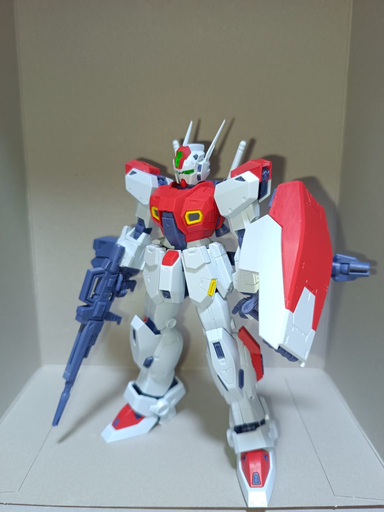 個人的な好みでサーベルを2本差しにしています。ジム指揮官機みたいな。サーベル基部はランナーが2枚入っているので、組み換えるだけです。ビームライフルもバレルをショートからF90のものにしています。新規造形のショートもかっこいいんですけど、F90のライフルの形状大好きなんですよね。