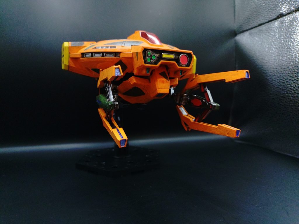 ◯戦闘形態体を円盤にする事で空力的に浮遊しやすくし、サブフライトシステムを参考に作成された本機は、優れた立体移動が可能なように、機体周囲にバーニアを配置している。