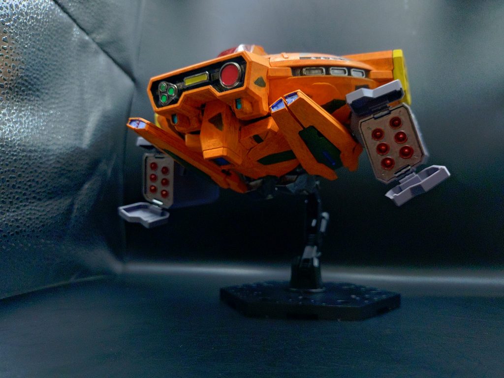 ◯アクションミサイルハッチを発射。空中静止も可能としている本機は、空中において射撃を安定して行うことが可能なため、迎撃や爆撃においても優秀である。