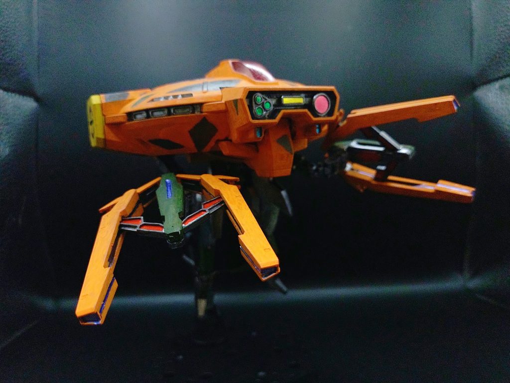 ◯接近戦クローを展開して迎撃。空中で戦闘が出来るデメリットとして、機体が大型になっており接近戦の細かい動きは苦手であり、空中で停止するのも的となるため、近接戦はあまり向かない。