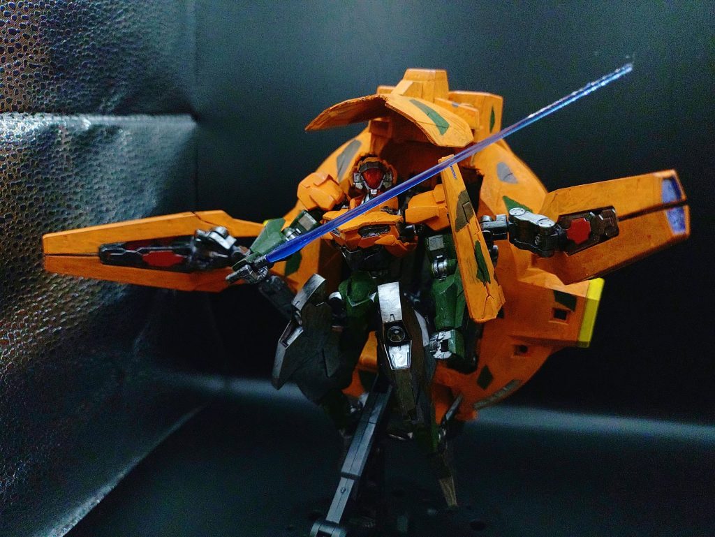 ◯ビームサーベル小型シールドに装備。背部のフライトユニットが大型なため、アクロバティックな動きは出来ないが、この形態であれば4本腕なため接近戦はある程度強い