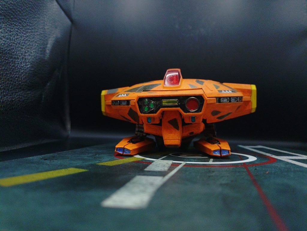 空域用次世代量産型可変MA アッシマー◯設定ティターンズが開発した、リックディアスに対抗するための汎用量産機。変形技術、及び金銭不足のため、サブフライトシステムを主軸に変形するMSを作成しようとしたが、断念。しかし、研究所のアイデアからフライトシステムにMSを格納するという斬新なアイデアによってこれに対応。格納されているMSはあり合わせのため、けっして強くはないが、量産性に長けている。通常のサブフライトシステムのように運用が可能だが、背部エンジンは非常に優れたものを使用しているため、戦闘機よりも速く飛行は可能となっている。