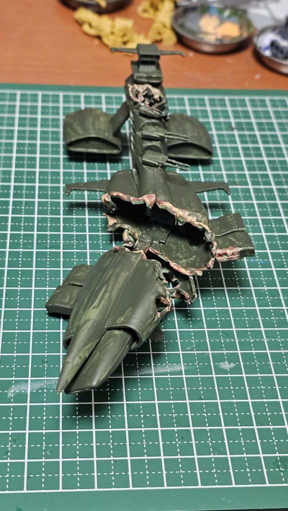 船体を切って筆塗り一回目です。ムラを出したくて雑に塗装してます。