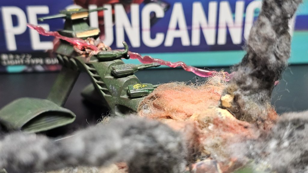 塗装は筆塗り、ビームはビームサーベルの枠を切り取り熱で柔らかくして1ヵ所ずつ曲げていきました。