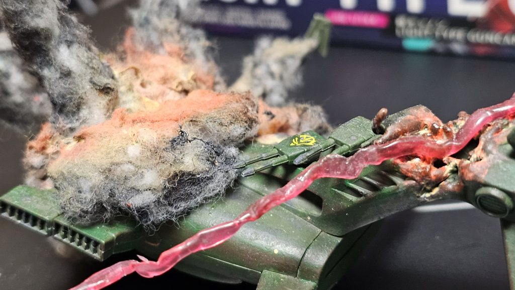 船体をぶったぎりライターで炙ったところに綿、ペットボトルを切り取った透明のプラ板などで爆発シーンを再現、主砲を熱で曲げることでビームの直射を受けて溶けたようにしました。