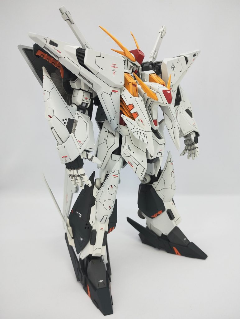 全身にスジボリを大量追加、プラの厚みが気になるところを薄く成形、パーツの垂直断面を無くしていくという工作をしています。