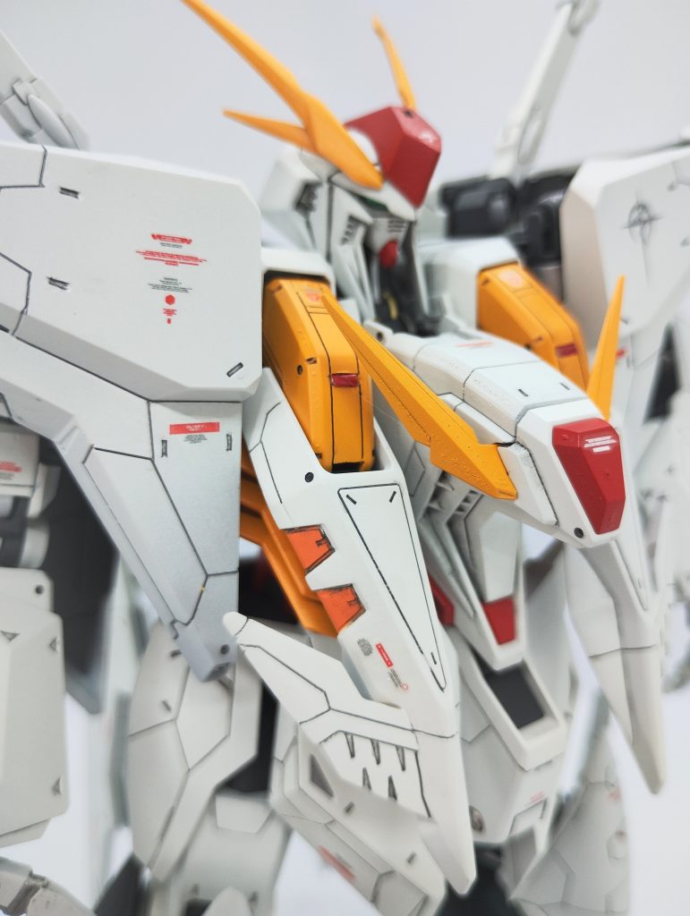 どうしてもやりたかったのが、顔をガンダムフェイスにする事。先に作ったRGνガンダムの顔パーツを使おうと思っていましたが、パーツ構成が複雑で、移植作業が難航しそうだったので、EGのνガンダムの顔パーツを使用。想像よりしっくりきたので気に入ってます。