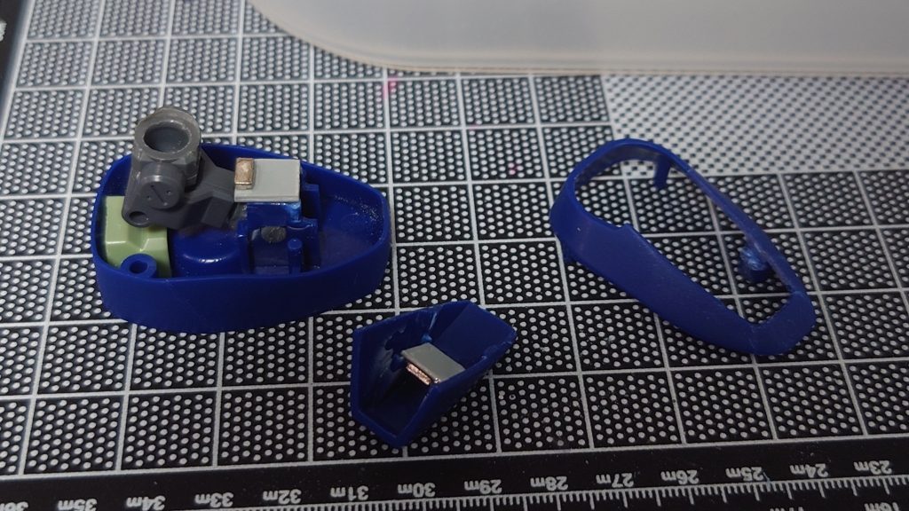 足の工作。エナメル割りでパーツを分割しネオジム磁石を仕込んで足をハの字に開いても柔軟に追随するようにしました。またかかと部分に適当なパーツを噛ませて底上げしています。