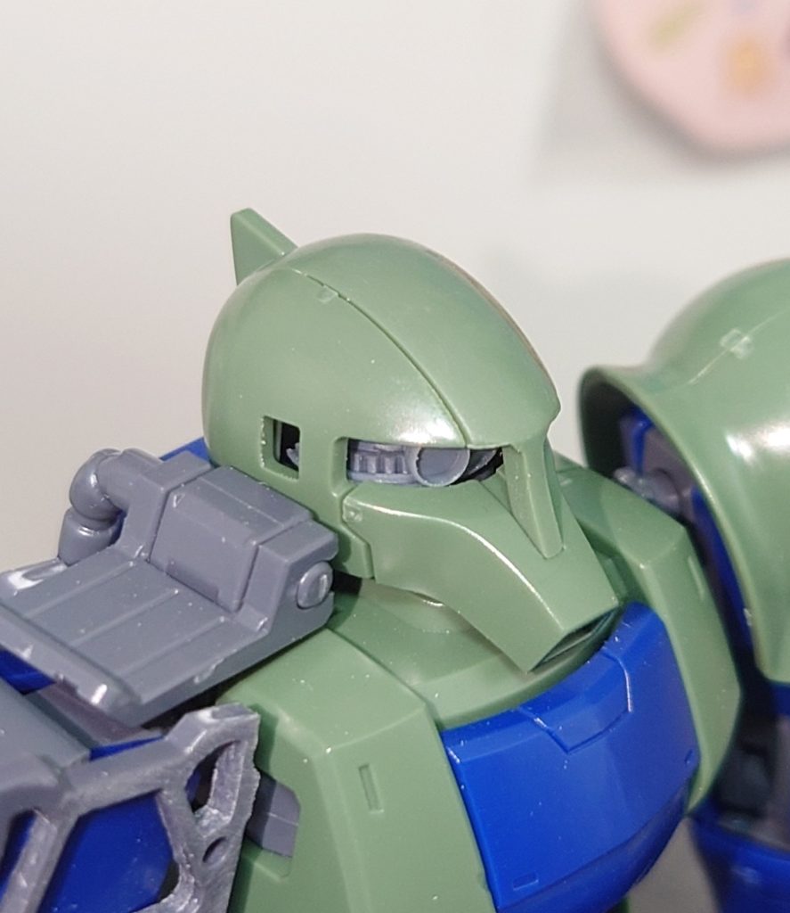 モノアイレールは後ろ側の見えない箇所を切り取りうまく収まるよう設置調整しています。※更に小さいネオジム磁石も仕込んでいるのでぐらつかないようになっていますが、完全接着ではないのでモノアイを左右に動かす事もできます。