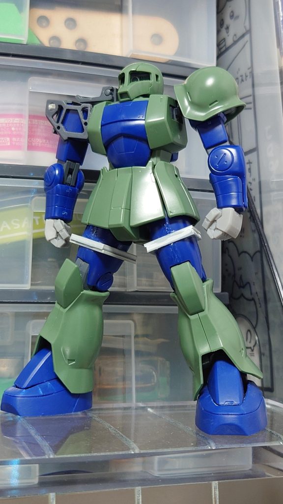 太もも延長工作。なお、右肩の追加装甲はアフターパーツのバズーカの後ろ側部分を加工してトラス風の追加装甲としてみました。