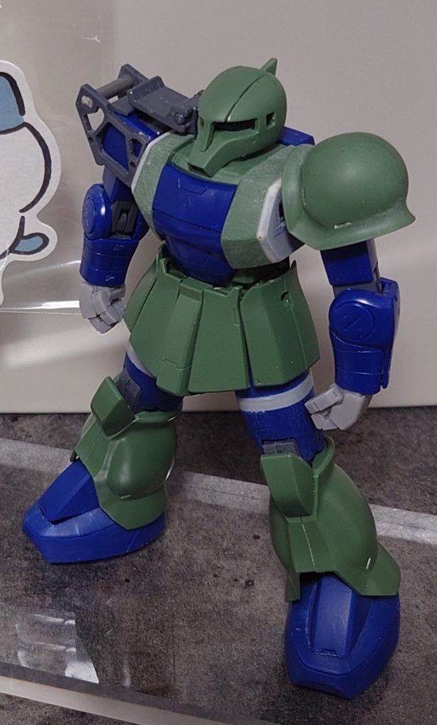 胴体部分の幅増。左右ともに1.5mmずつ幅増しさせたので全体で3mm横に広くなっています。なお、全体のディテールというかプロポーションは「マスターアーカイブMSV」掲載のザクIを参考にしています。