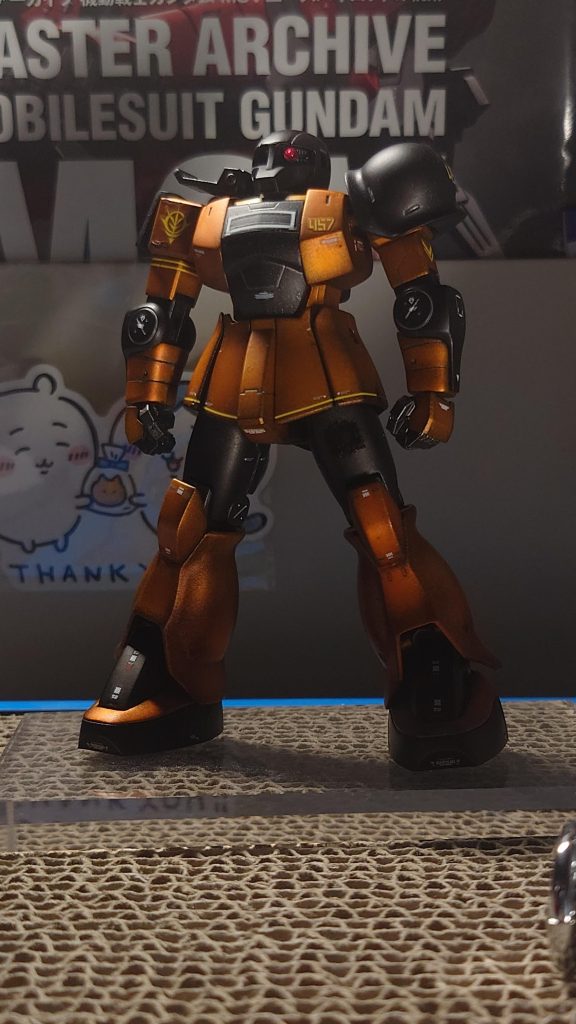 今回勝手な縛りとして他のザクキットからのミキシングはせずHGUC ザクIのみを使用して制作する事にしました(※ハンドパーツとモノアイレールはアフターパーツを使用)モノアイは円形メタリックシールを貼った上にピンク系のレジンを流して固め、立体感が出るようにしてみました。その他、白や黄色のラインは水転写式のラインデカールを貼って表現しました。自分としてはそこそこ上手く貼れたと思います😊