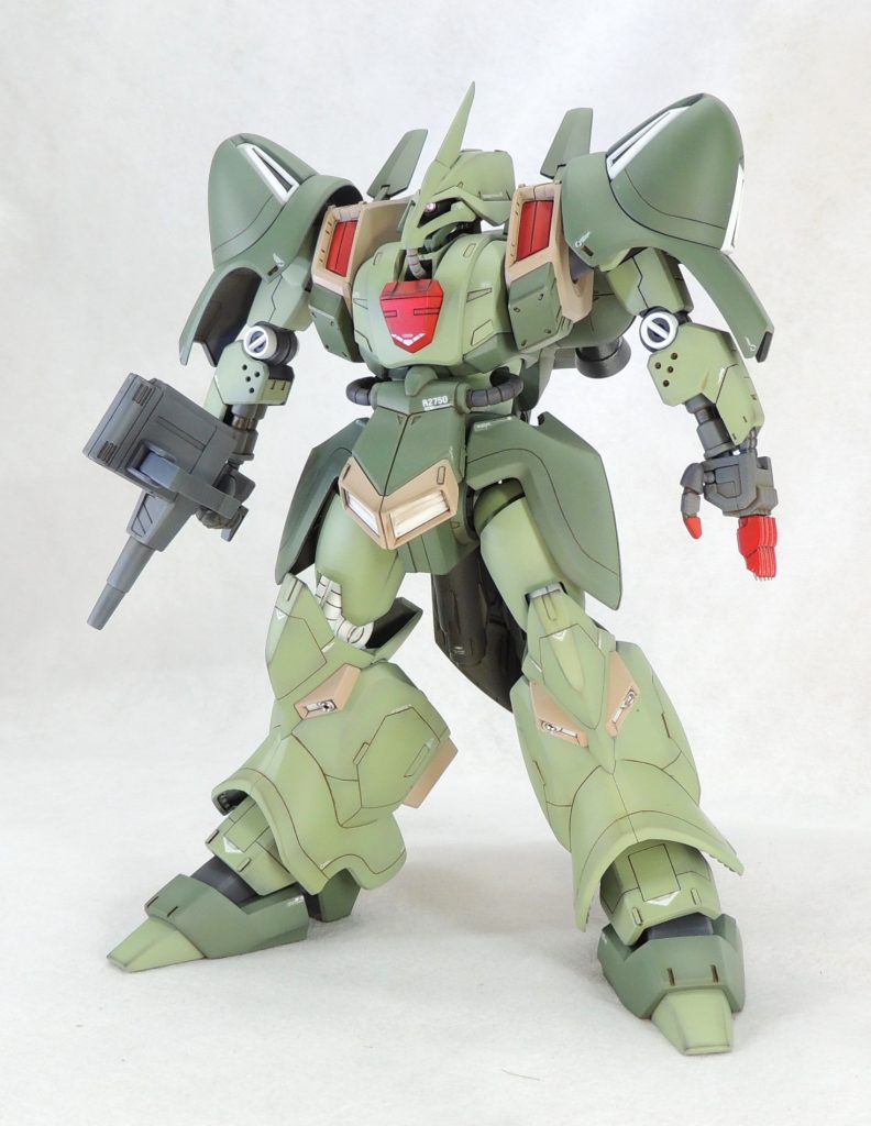 ■主な使用カラー①MSグリーン…頭部・胸部・大腿部・スネ等②MSディープグリーン…両肩・フロントアーマー・サイドアーマー・リアアーマー等③MSホワイト…各スラスター・膝関節等④RLM02グレー…右手・腕部フレーム等⑤パンツァーレッド⑵…コクピットハッチ・ミサイルハッチ・左指等⑥ウォームグレー※…肩部・フロントアーマーと脚部のスラスター※ウォームグレーについて…Mr.カラーには丁度良い色味のものがないため、ダークアース+ホワイト+ブラック少々で調色