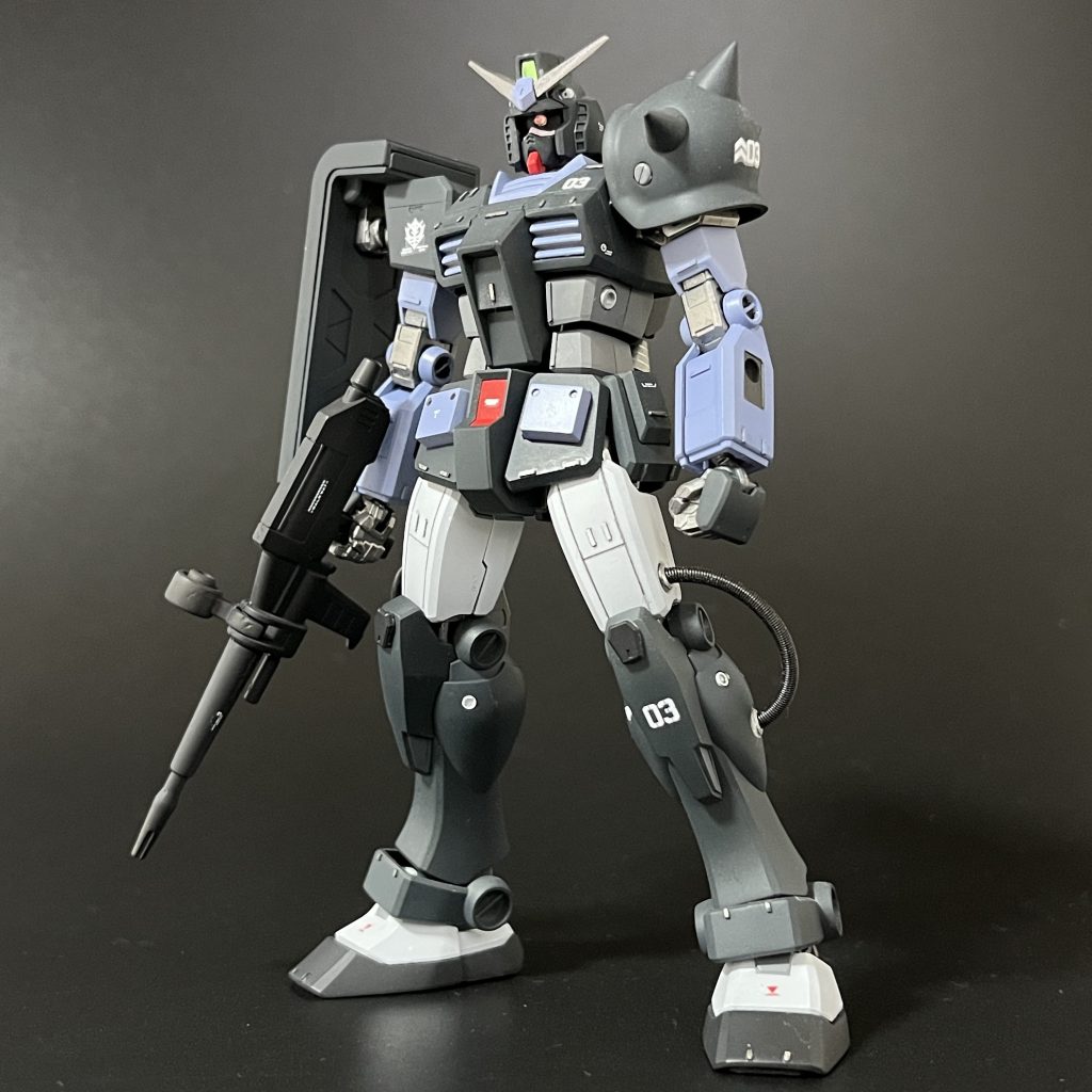 黒い三連星のボディー部は新水性ホビーカラーの「ネイビー」を使用。HGやMGだと、もう少し青みがありますが、黒とも紺ともつかない、個人的に良い色に落ち着いてくれました。