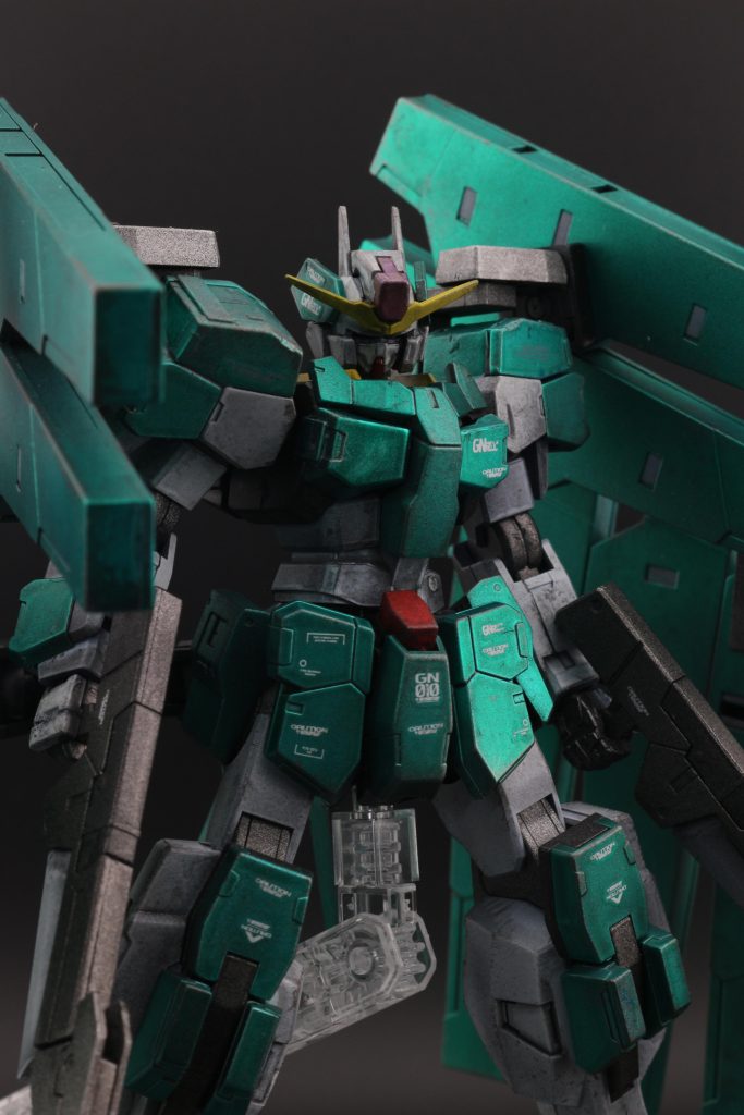 チタンシルバーを下地に、水性塗料のメタリックグリーンを使用