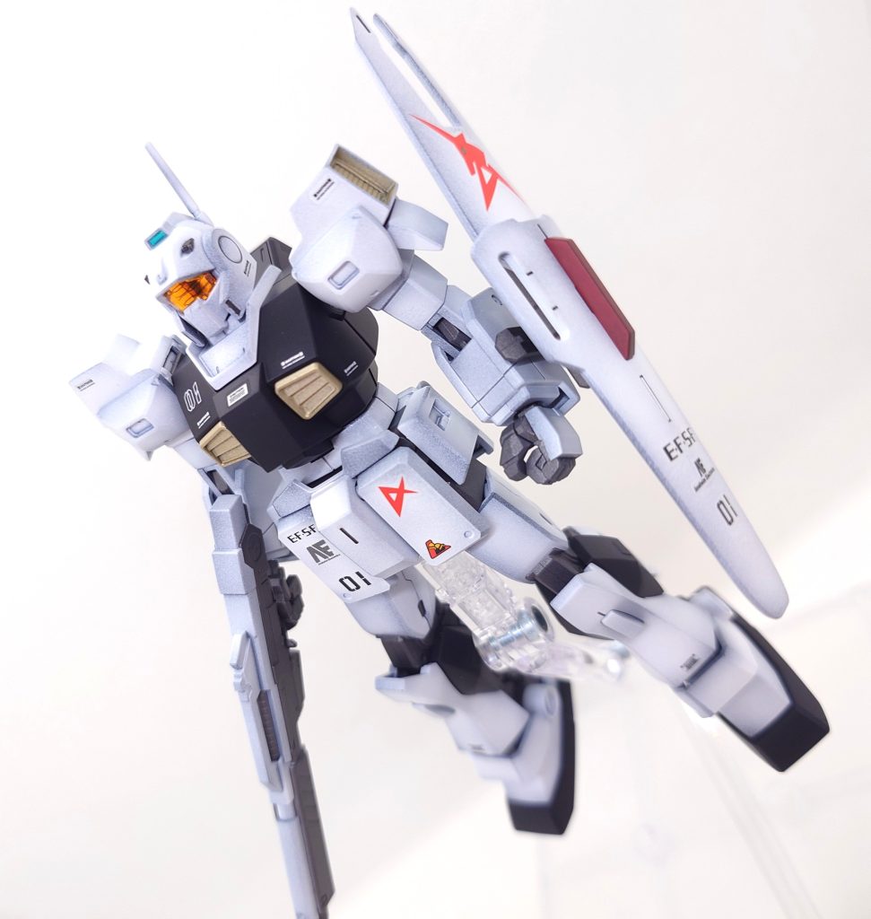 肩の合わせ目消しをした後に全塗装で製作しました。オレンジ部のクリアパーツのみ光沢仕上げで、それ以外はつや消し仕上げとしています。頭頂部のセンサーはホイルシール+UVクリアパテを使用しています。白いネモもいかかでしょうか?(gundam-kao5)